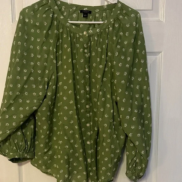 ANN TAYLOR FACTORY  Green Floral Blouse - Picture 2 of 10